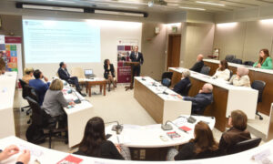 الجامعة الأميركية في بيروت تطلق ورقة توجيهية حول دمج ممارسات الاستدامة والمبادئ البيئية والاجتماعية والحوكماتية في قيادة الشركات الجامعة الأميركية في بيروت تطلق ورقة توجيهية حول دمج ممارسات الاستدامة والمبادئ البيئية والاجتماعية والحوكماتية في قيادة الشركات