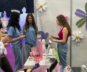 طلاب جامعة القديس يوسف يكتسبون خبرات ميدانية من خلال برنامج Comin Academy في منتدى الجمال والصحة النفسية